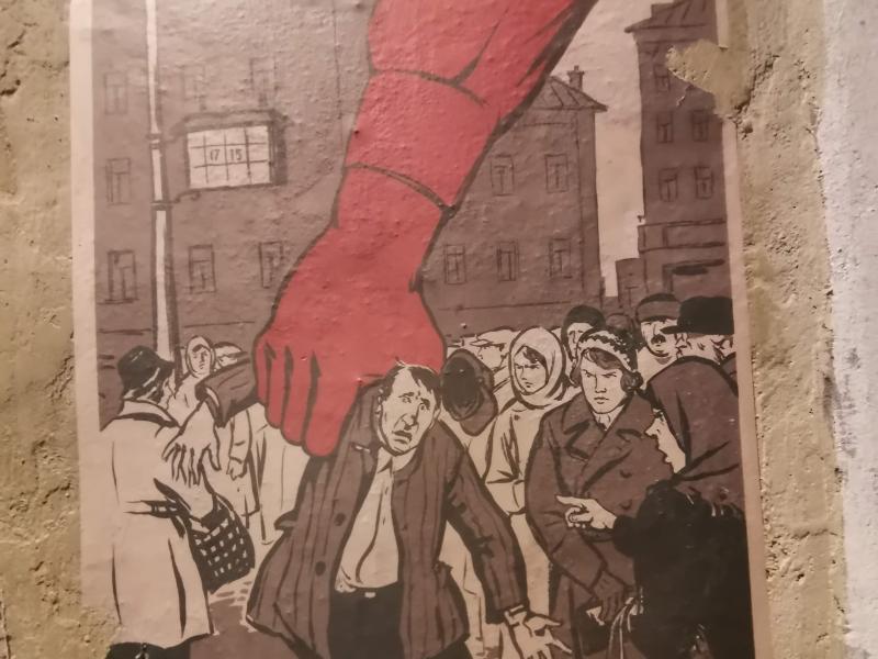 Москва, 1941: плакат «Разоблачим и уничтожим» на стене подвала