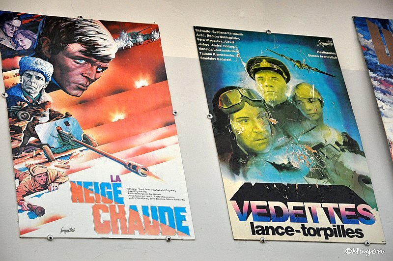Постеры советских военных фильмов в Mosfilm: 'La Neige Chaude' и 'Vedettes'
