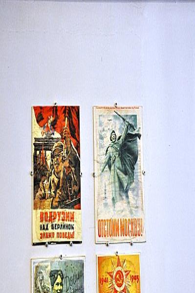 Mosfilm: советские плакаты Великой Отечественной войны на стене выставки