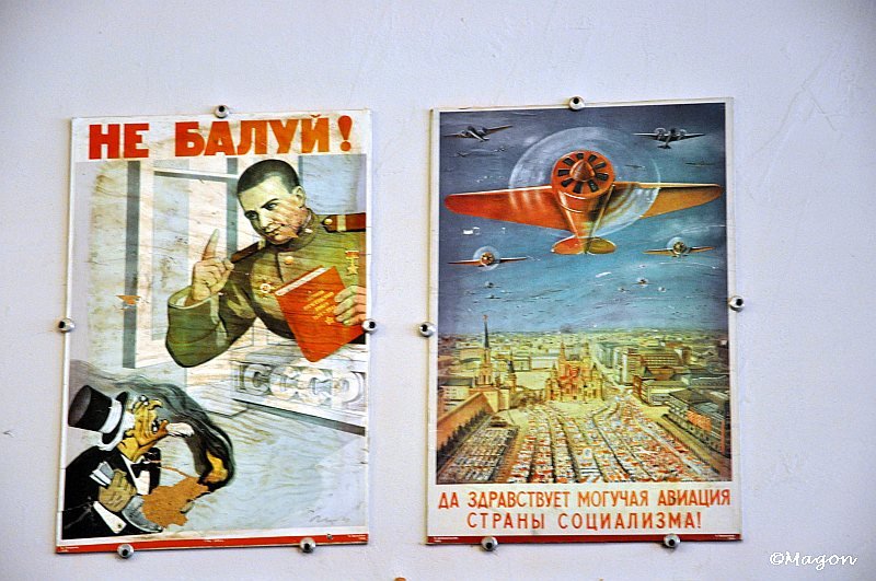 Плакаты в Мосфильме: «Не балуй!» и «Да здравствует могучая авиация...»