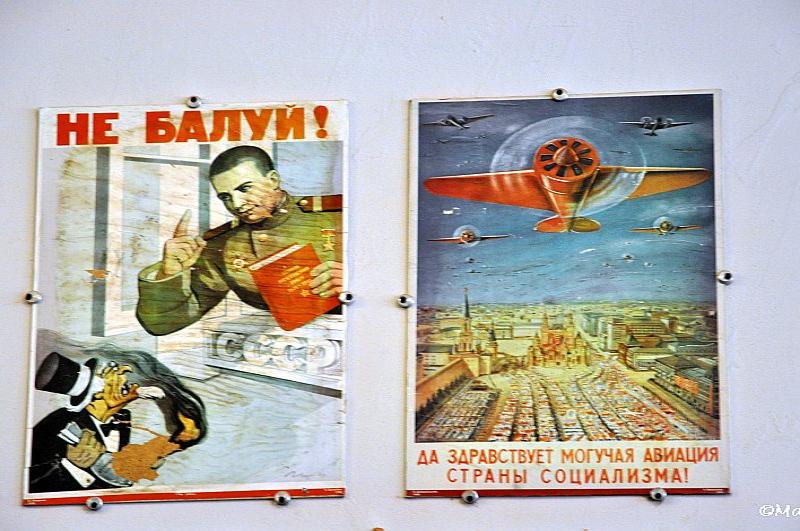 Плакаты в Мосфильме: «Не балуй!» и «Да здравствует могучая авиация...»