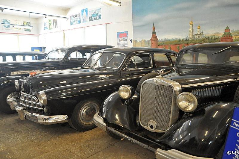 Мосфильм: черные классические автомобили в зале с панорамой Кремля