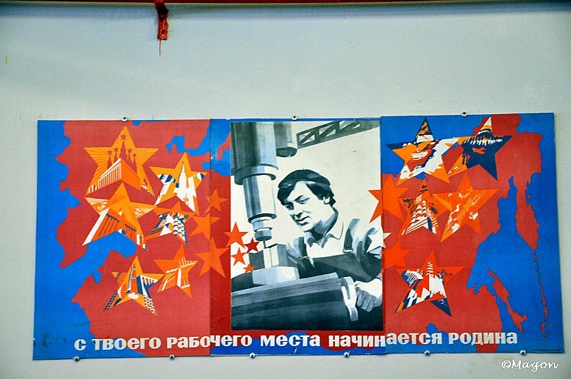 Mosfilm: плакат с рабочим и картой СССР на стене