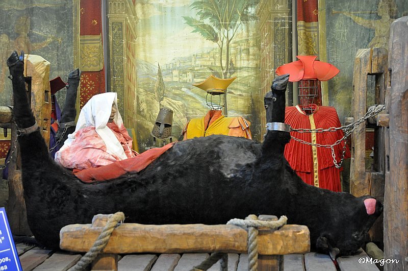 Mosfilm: черный бык на деревянной скамье в реконструкции средневекового пыточного инструмента
