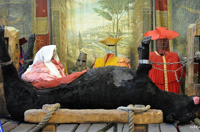 Mosfilm: черный бык на деревянной скамье в реконструкции средневекового пыточного инструмента
