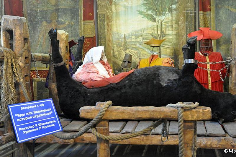 Mosfilm: черный бык на деревянной скамье в декорации «Яды или Всевидящая»