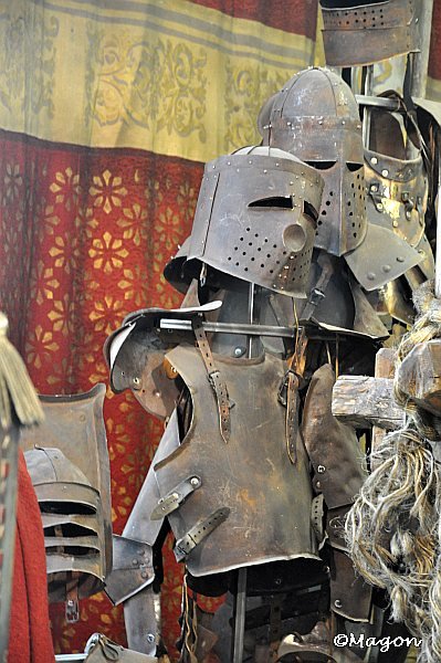Старинный доспех и шлемы средневекового воина на выставке