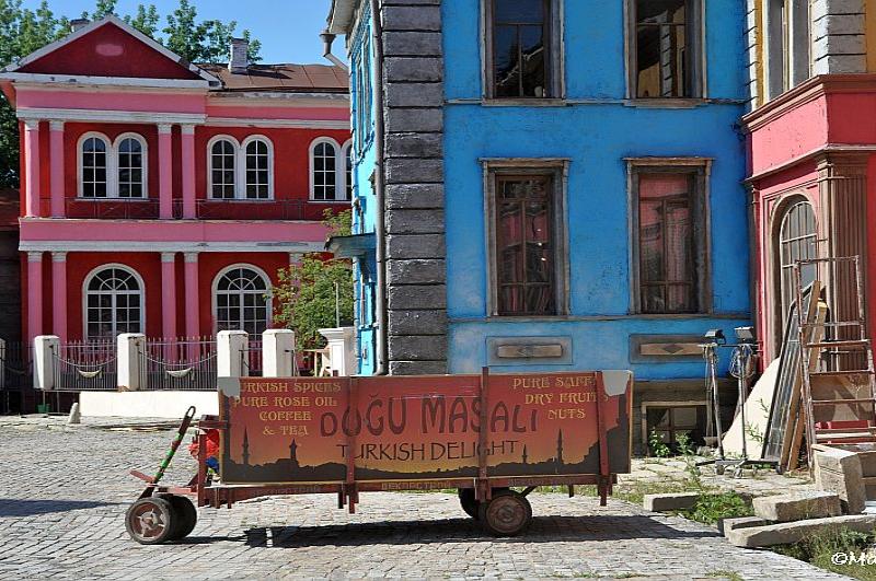Mosfilm: красный, синий и розовый фасады рядом с тележкой «Догу Масали»