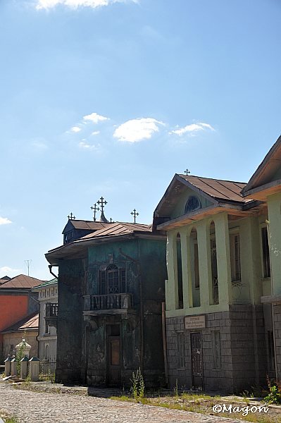 Старинные здания на каменной улице под ясным небом