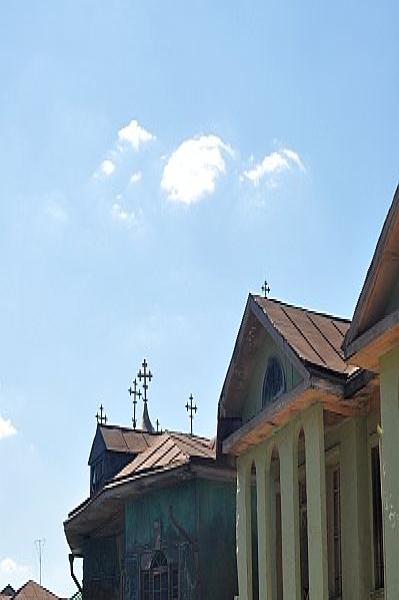 Старинные здания на каменной улице под ясным небом