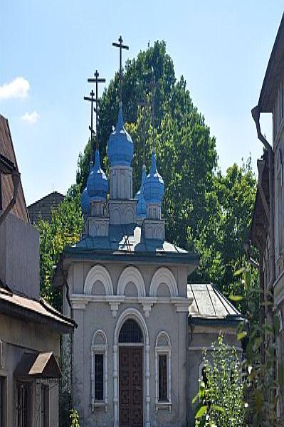 Мосфильм: церковь с голубыми куполами и крестами на фоне зелени