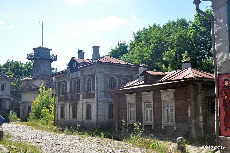 Mosfilm: старинные деревянные и каменные постройки на кривой улице