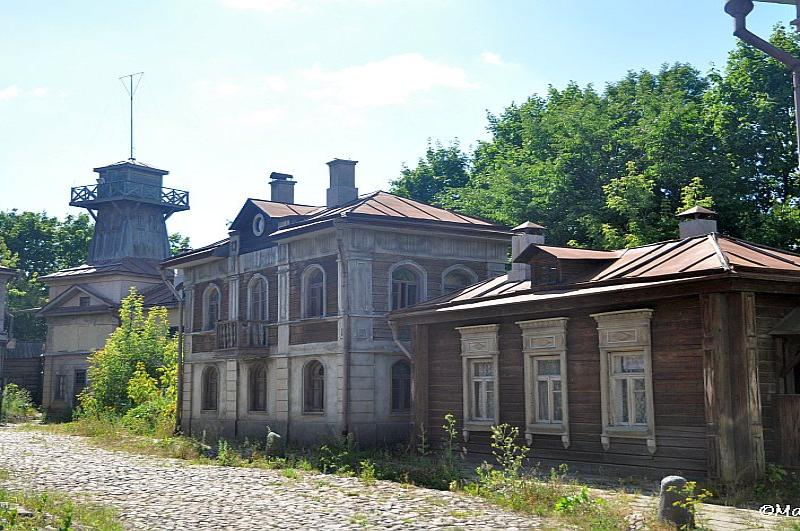 Mosfilm: старинные деревянные и каменные постройки на кривой улице
