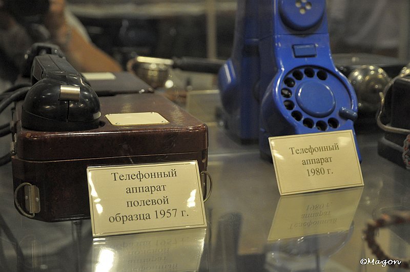 Телефонные аппараты в музейной экспозиции 1957 и 1980 годов