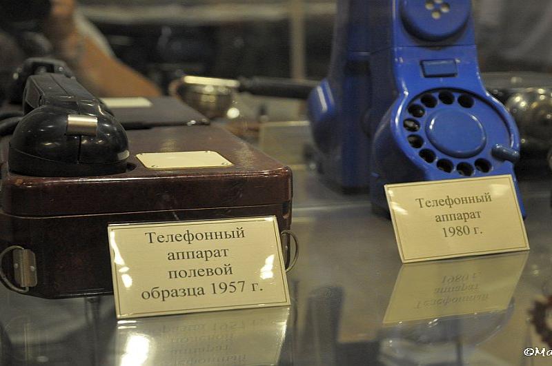 Телефонные аппараты в музейной экспозиции 1957 и 1980 годов