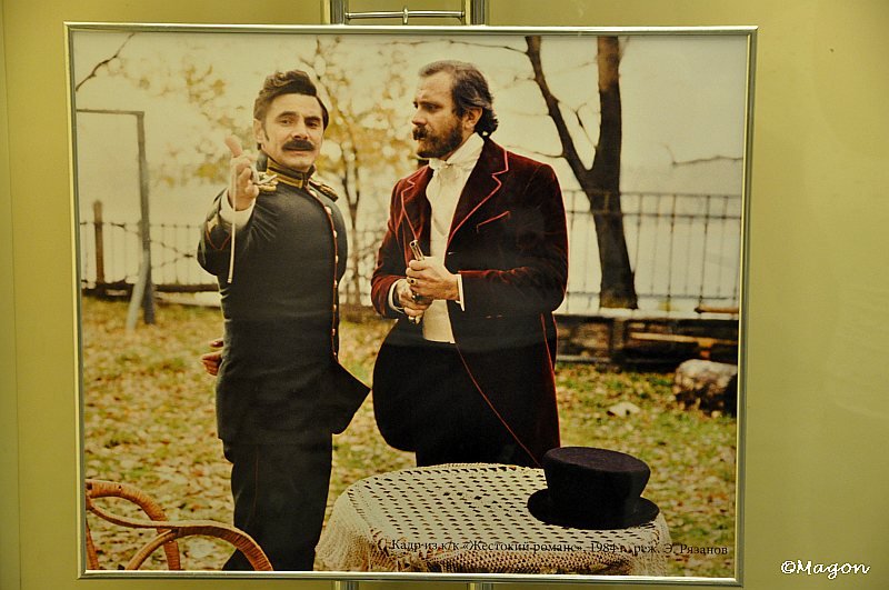 Mosfilm, 1984: сцена из «Кадр чужой» — офицер и джентльмен у столика в парке
