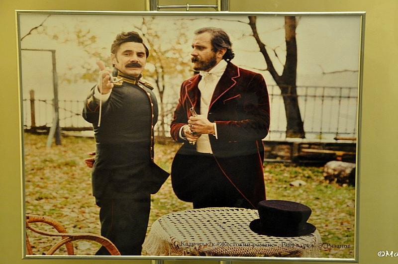 Mosfilm, 1984: сцена из «Кадр чужой» — офицер и джентльмен у столика в парке