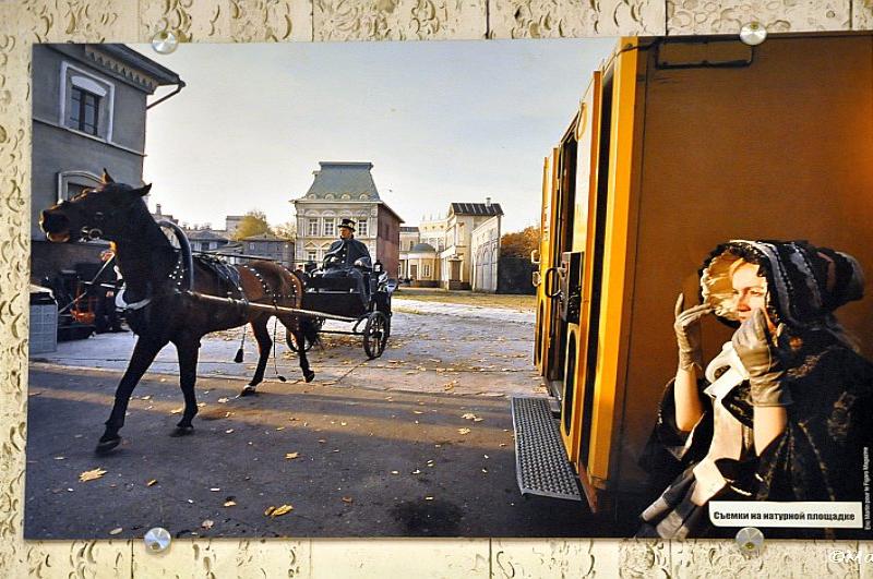 Съемки на натурной площадке: лошадь, карета и актриса в историческом костюме