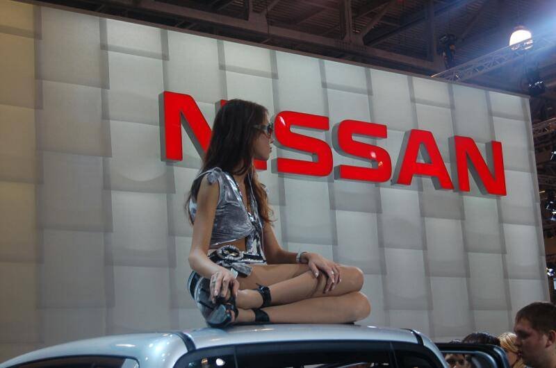 Motorshow 2006, Москва: модель на капоте Nissan с вывеской