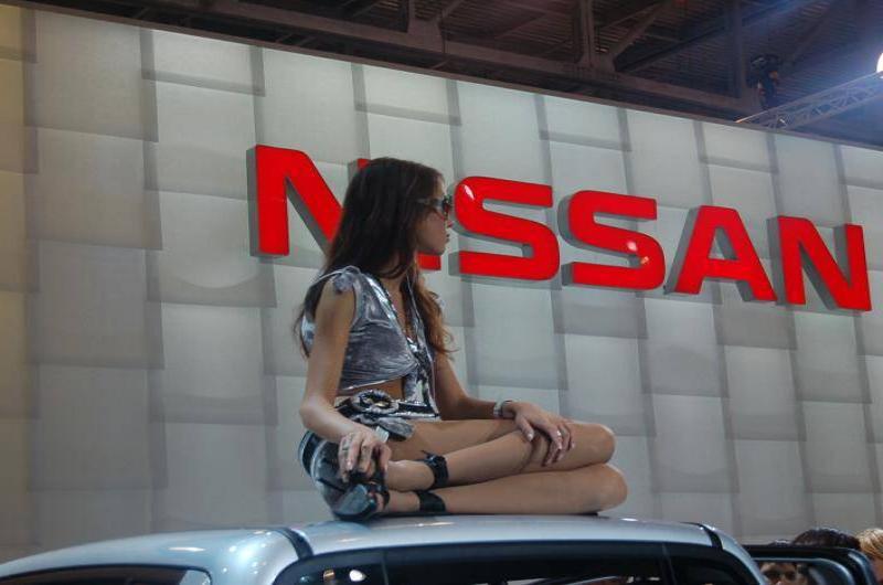 Motorshow 2006, Москва: модель на капоте Nissan с вывеской