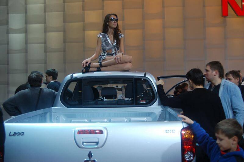 Motorshow 2006: женщина в серебристом на крыше L200 в зале выставки