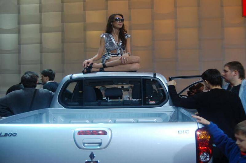 Motorshow 2006: женщина в серебристом на крыше L200 в зале выставки