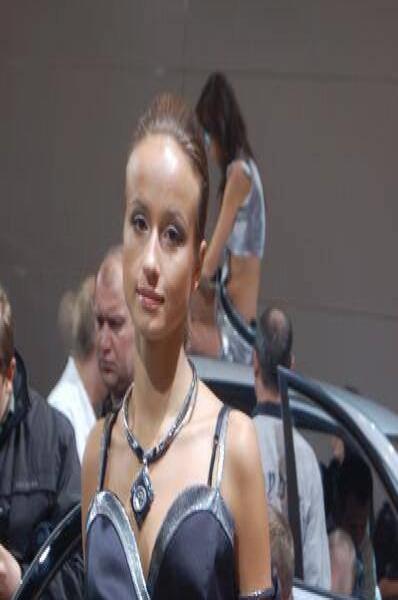 Моторшоу-2006, Москва: модель в чёрном на фоне серебристого авто