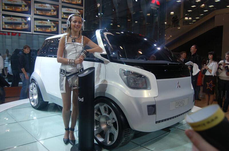 Моторшоу-2006: белый концепт-кар Mitsubishi i-MiEV и стенд с Pod