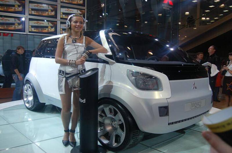 Моторшоу-2006: белый концепт-кар Mitsubishi i-MiEV и стенд с Pod