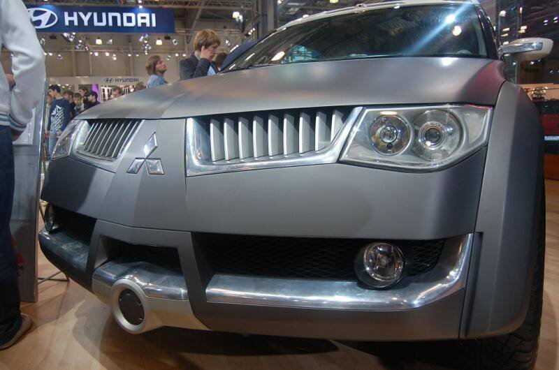 Моторшоу-2006: концепт-кар Mitsubishi на фоне Hyundai