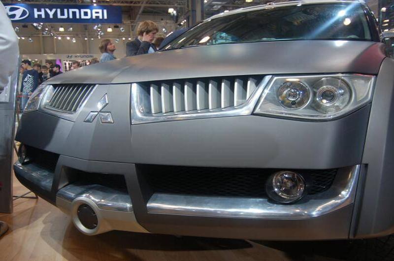 Моторшоу-2006: концепт-кар Mitsubishi на фоне Hyundai