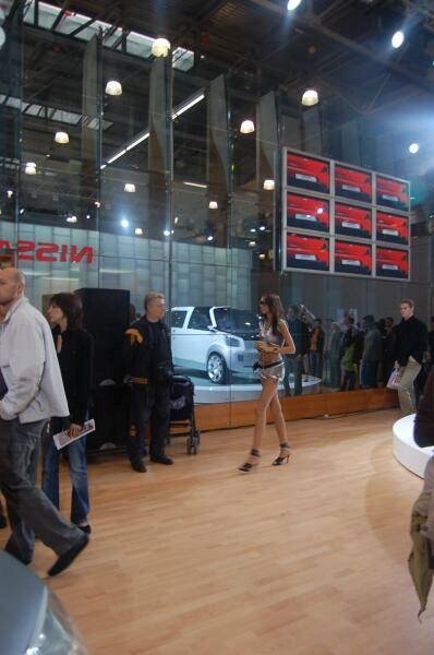 Motorshow 2006 в Москве: белый Nissan и красные экраны на фоне стеклянной стены