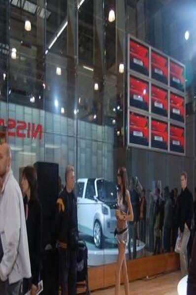 Motorshow 2006 в Москве: белый Nissan и красные экраны на фоне стеклянной стены
