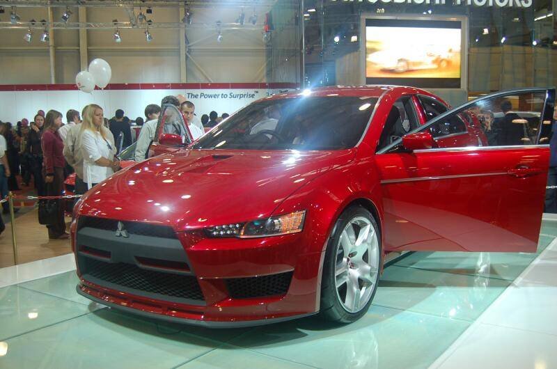 Моторшоу-2006: красный Mitsubishi на стеклянной платформе
