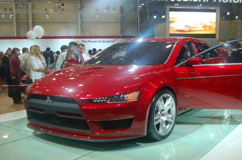 Моторшоу-2006: красный Mitsubishi на стеклянной платформе