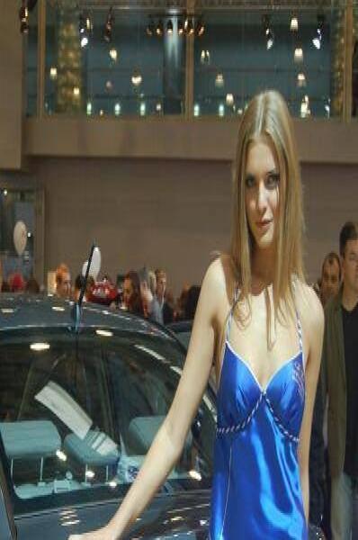 Моторшоу-2006: синее платье и Hyundai Lantra на фоне зала выставки