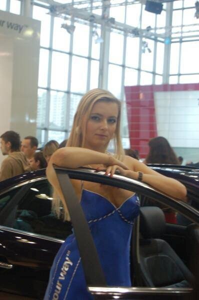 Motorshow 2006, Москва: женщина в синем платье у чёрного автомобиля