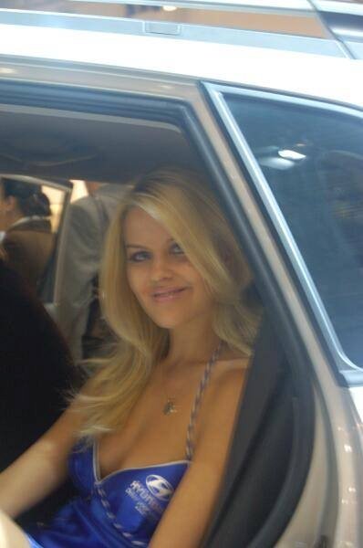 Motorshow 2006, Москва: женщина в синем платье с логотипом Hyundai у автомобиля