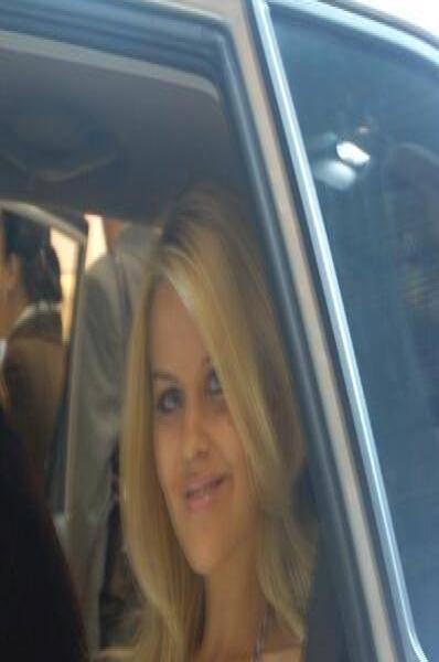 Motorshow 2006, Москва: женщина в синем платье с логотипом Hyundai у автомобиля
