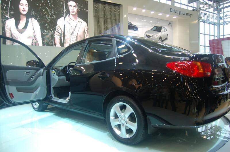 Моторшоу-2006: чёрный Hyundai Elantra на подиуме с открытыми дверями