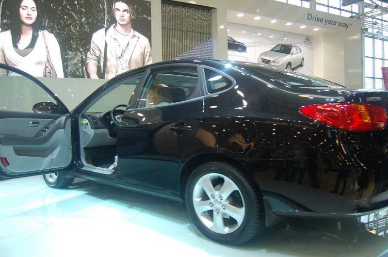 Моторшоу-2006: чёрный Hyundai Elantra на подиуме с открытыми дверями