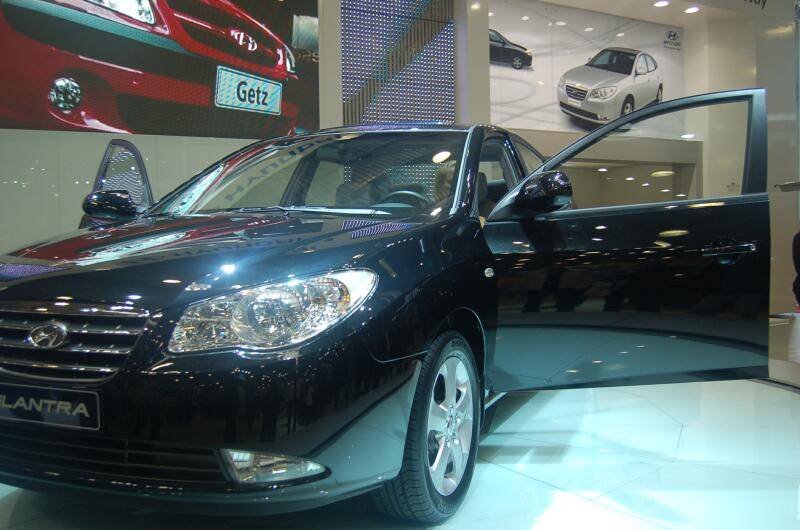 Моторшоу-2006: чёрный Hyundai Elantra с открытой дверью в зале выставки