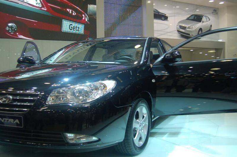 Моторшоу-2006: чёрный Hyundai Elantra с открытой дверью в зале выставки
