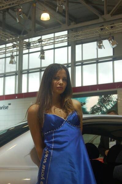 Моторшоу-2006 в Москве: синее платье у белого авто