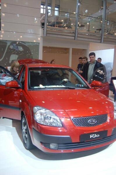 Motorshow 2006: красный Kia Rio на белом подиуме в Москве