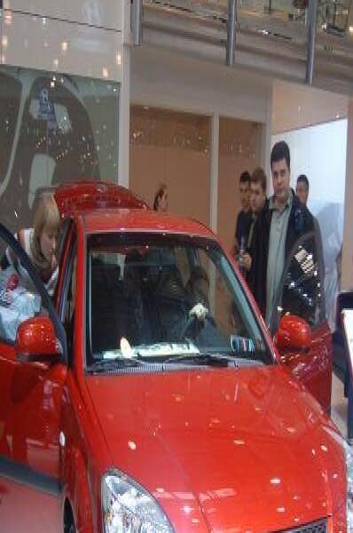 Motorshow 2006: красный Kia Rio на белом подиуме в Москве
