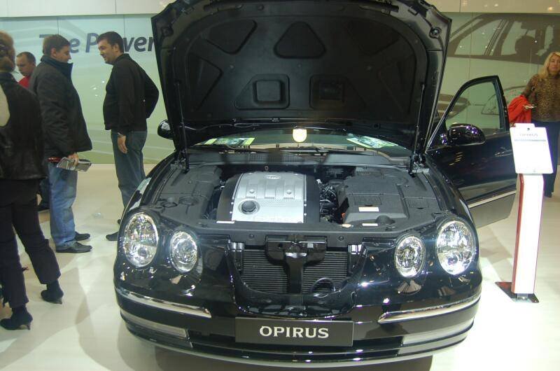 Моторшоу-2006: черный Opel Opirus с открытым капотом в зале выставки