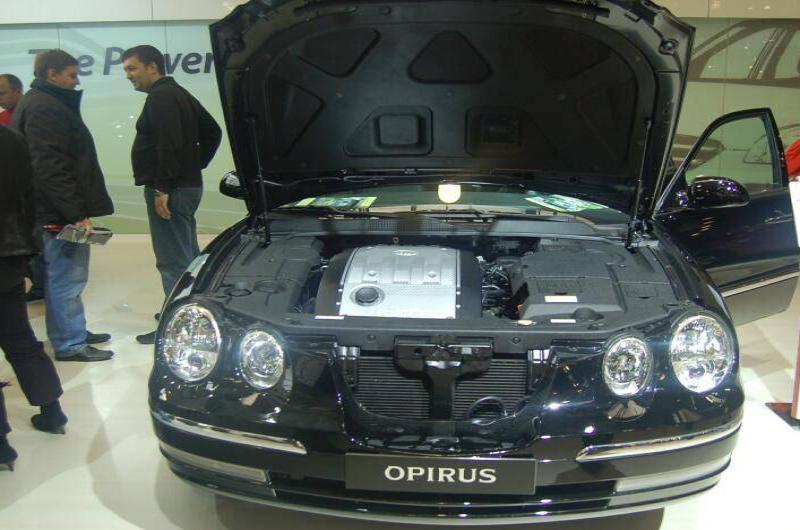 Моторшоу-2006: черный Opel Opirus с открытым капотом в зале выставки