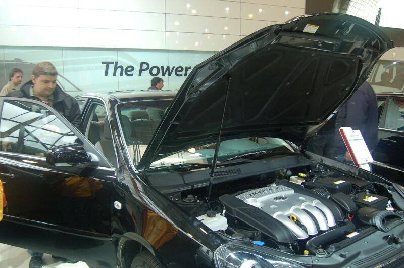 Motorshow 2006, Москва: чёрный седан с поднятым капотом и надписью «The Power»