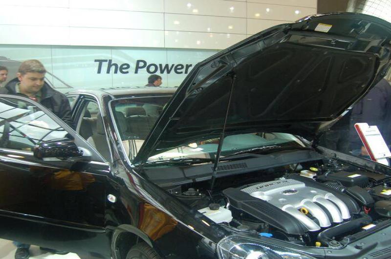 Motorshow 2006, Москва: чёрный седан с поднятым капотом и надписью «The Power»